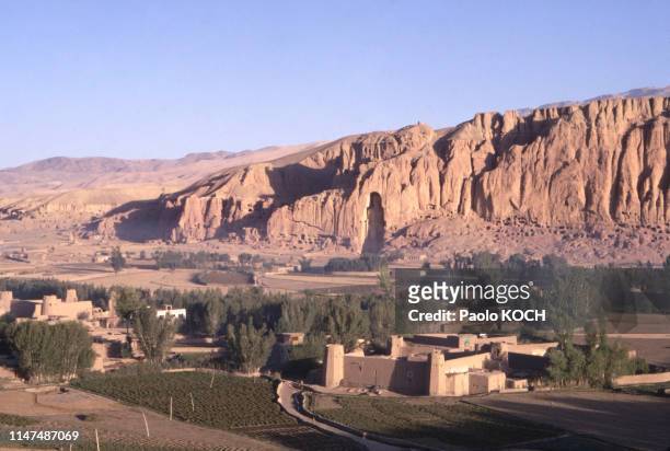 Vue du site des Bouddhas de Bâmiyân, en octobre 1968, Afghanistan.