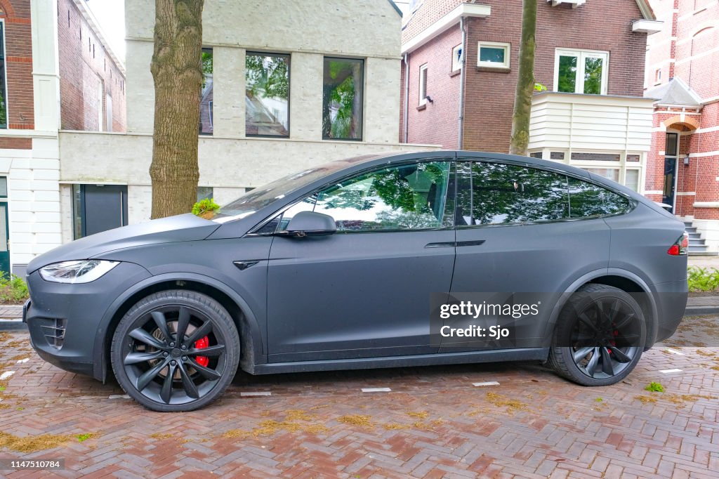 D.w.z triatlon congestie Tesla Model X Electric Suv In Matte Black Parked On The Street High-Res  Stock Photo - Getty Images