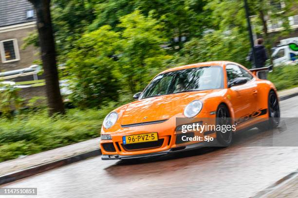 porsche 911 gt3 rs sports car driving fast - porsche 911 imagens e fotografias de stock