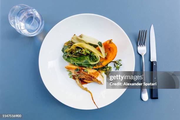 fine dining in upscale restaurant - fooding imagens e fotografias de stock