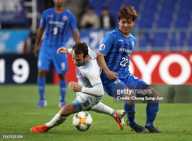 Joshua Brillante of Sydney FC competes for the ball with Kim Bo-kyung of Ulsan Hyundai during the AFC Champions League Group H match between Ulsan...