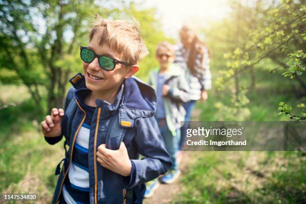 escursioni in famiglia nella foresta primaverile - family hiking in spring outdoors foto e immagini stock