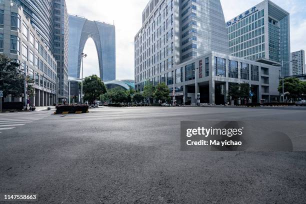 empty urban road and buildings - building story fotografías e imágenes de stock