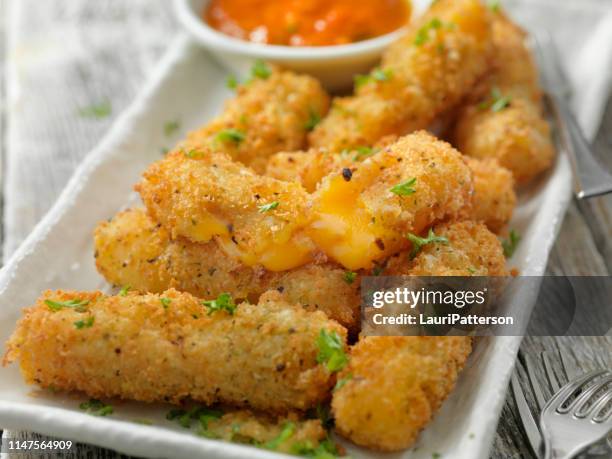 gebratene cheddar-käsesticks mit marinara dipping sauce - cheese stick stock-fotos und bilder