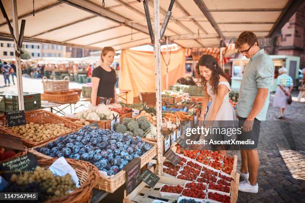 paar-shop auf dem sommerobst-markt im freien - marktstand stock-fotos und bilder