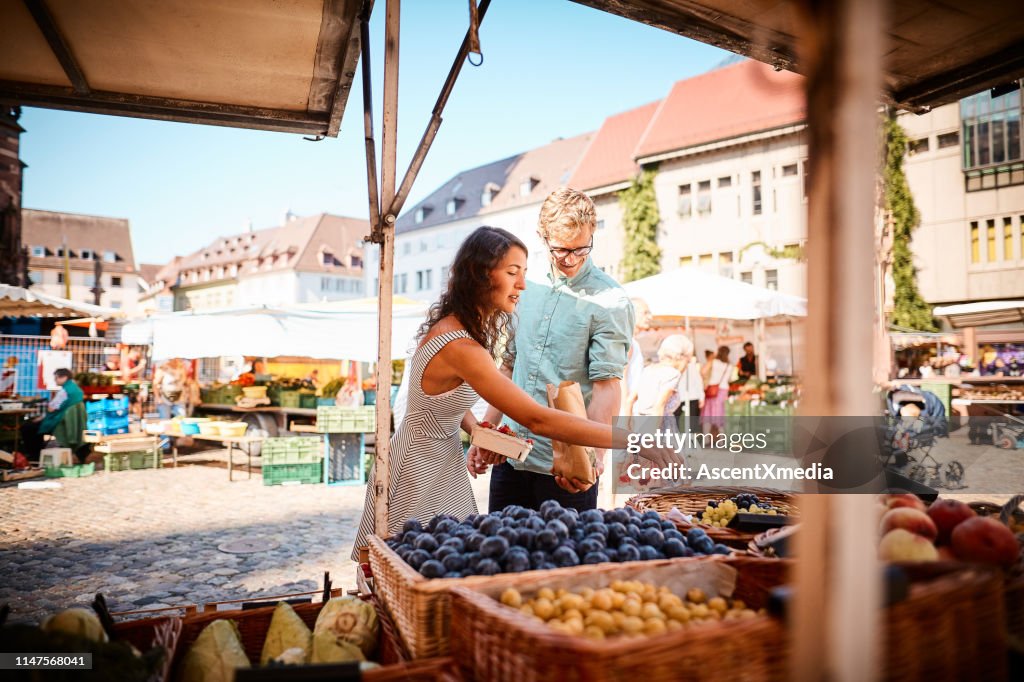 Paar winkel op outdoor zomer fruitmarkt
