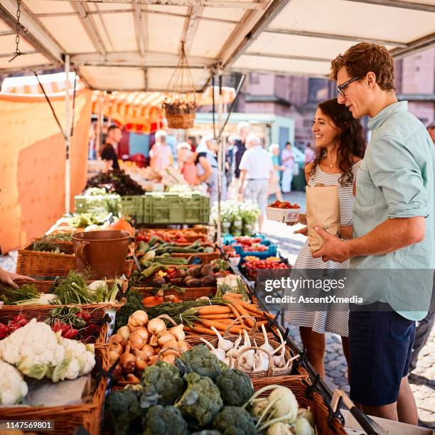 tienda de pareja en el mercado de frutas de verano al aire libre - mercado fotografías e imágenes de stock