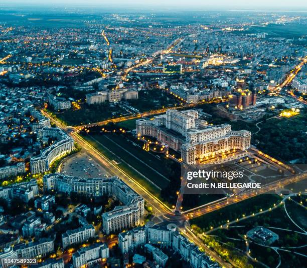 palace of the parliament - bucharest night stock-fotos und bilder