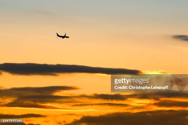 avion de ligne dans le ciel de seine et marne, en approche de roissy charles de gaulle - avion dans le ciel stockfoto's en -beelden