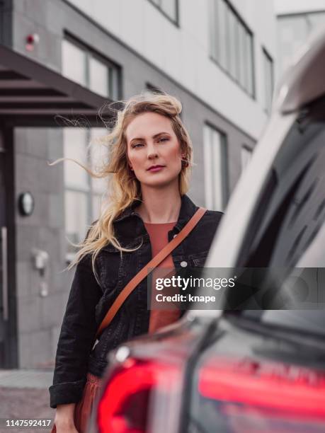 femme restant par sa voiture à l’extérieur - à côté de photos et images de collection