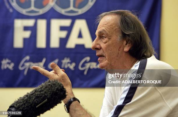 El entrenador argentino de futbol, Cesar Luis Menotti, habla durante una conferencia de prensa el 04 de Octubre del 2005, en La Habana, ante decenas...