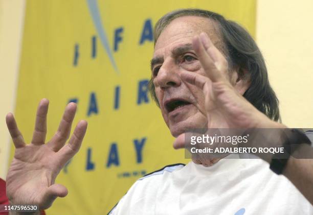 El entrenador argentino de futbol, Cesar Luis Menotti, ofrece una conferencia de prensa el 04 de Octubre del 2005, en La Habana, ante decenas de...