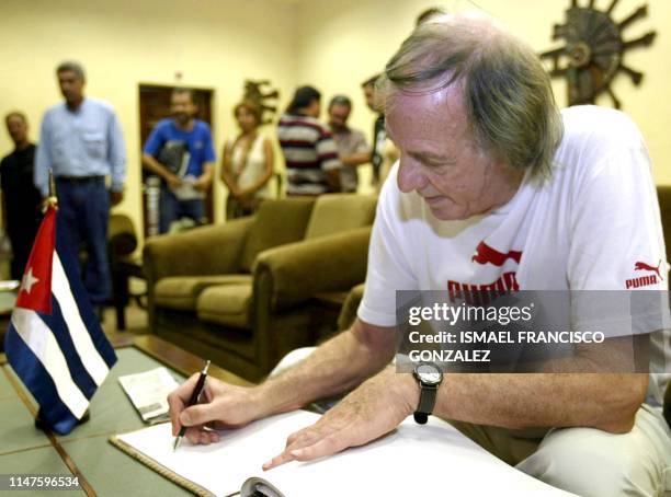 Cesar Luis Menotti, ex director tecnico del seleccionado argentino de futbol, firma el libro de visitas el 08 de octubre de 2005 al Conjunto...
