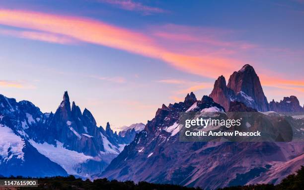 fitz roy cordillera paisaje de montaña con colores de puesta de sol - monte fitz roy fotografías e imágenes de stock