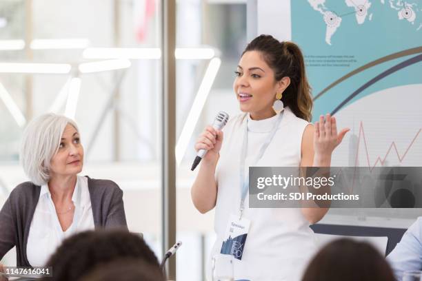il relatore di expo condivide le questioni che riguardano le donne ispaniche - discorso programmatico foto e immagini stock
