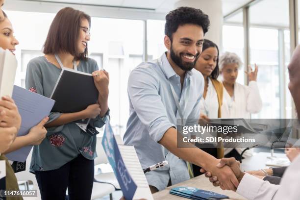midden-oosten man ontmoet expo speaker - tentoonstelling stockfoto's en -beelden