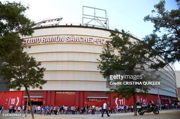 People queue for attending the wake for Spanish football player Jose Antonio Reyes at the Ramon Sanchez Pizjuan stadium in Seville on June 2, 2019. -...