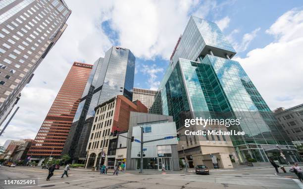 downtown pittsburgh cityscape - golden triangle pittsburgh fotografías e imágenes de stock