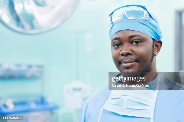 portrait of surgeon in operating room in hospital - centro cirurgico imagens e fotografias de stock