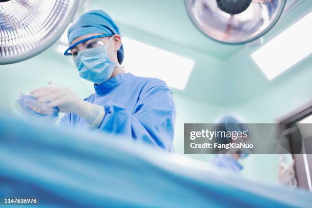 verpleegkundige holding anesthesie masker in operatiekamer - griepmasker stockfoto's en -beelden