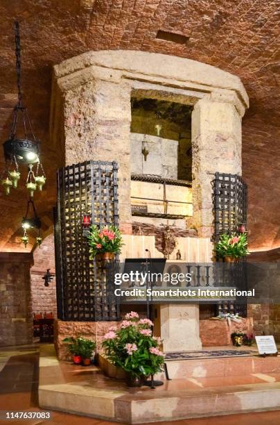 st francis of assisi tomb in "basilica di san francesco" in assisi, umbria, italy - basilika stock pictures, royalty-free photos & images