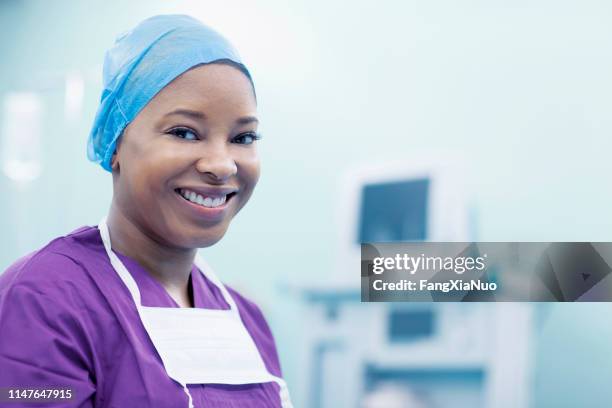 portrait of surgeon in operating room in hospital - nurse silence stock pictures, royalty-free photos & images