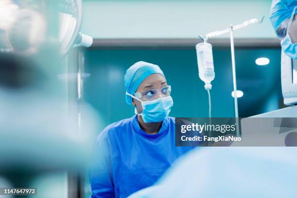 arztüberprüfen im operationssaal - intensive care unit stock-fotos und bilder