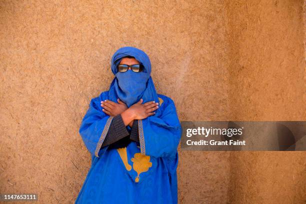 tuareg camel guide at sahara desert - touareg fotografías e imágenes de stock