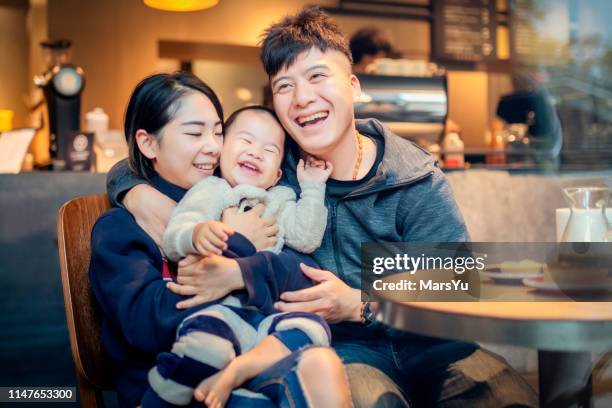 asiatische familie genießt snack im café zusammen - taiwanesischer abstammung stock-fotos und bilder