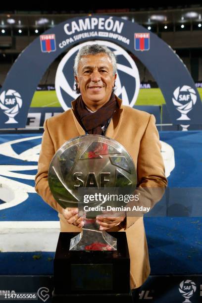 Nestor Gorosito coach of Tigre poses with the trophy after winning the final match of Copa de la Superliga 2019 between Boca Juniors and Tigre at...