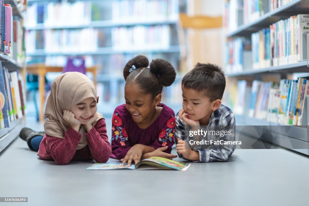 Niños leyendo