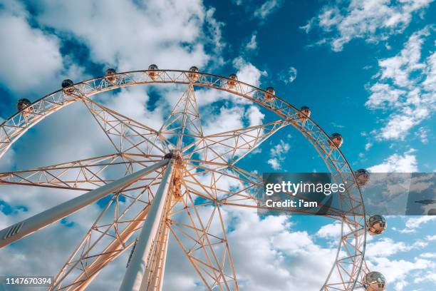 the melbourne star is a giant ferris wheel in the waterfront city precinct in the docklands area of melbourne. - メルボルンドックランド ストックフォトと画像