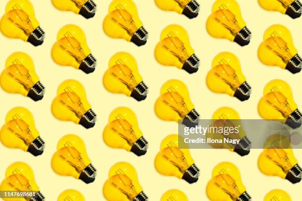 yellow light bulbs - conceptual ideas photos et images de collection
