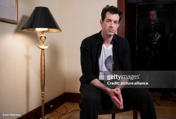Mark Ronson, an English music producer, DJ and label operator living in New York, at the dpa interview. Photo: Paul Zinken/dpa