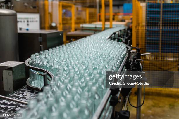 productielijn voor sap bottelen - bottle factory stockfoto's en -beelden
