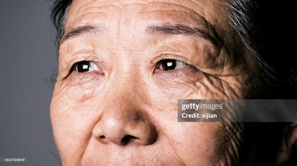 Hochrangige asiatische Frau Auge