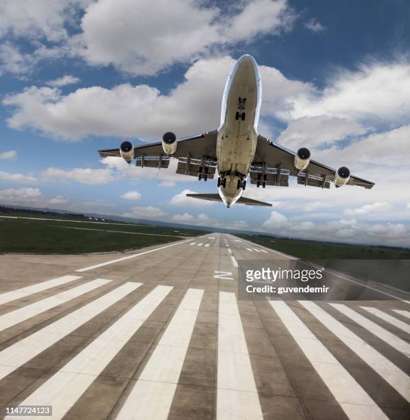 frontansicht des passagierflugzeugs, wenn es abhebt - airplane take off stock-fotos und bilder