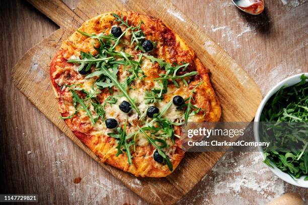 freshly cooked pizza overhead view. - vegetable pizza stock pictures, royalty-free photos & images