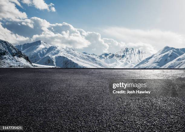 snow mountain road - mountain road - fotografias e filmes do acervo