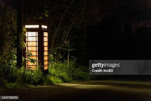 britische telefonzelle in der nacht - telefonzelle stock-fotos und bilder