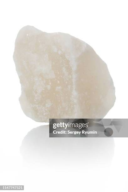 studio shot  of rock salt on a white background - sel minéraux photos et images de collection