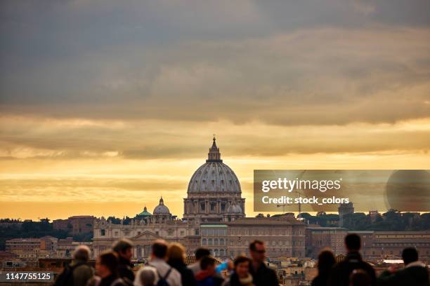 persone di scena e basilica in vaticano - città del vaticano foto e immagini stock