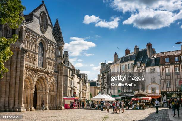 Poitiers : ' place Charles-de-Gaulle ' square in the city centre. On the left, the Church of Notre-Dame-de-la-Grande, building registered as a...