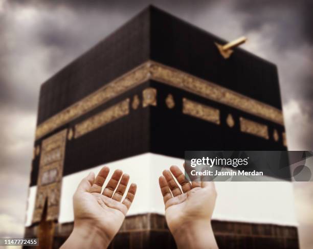 muslim praying to allah in front of kaaba - mecca stock pictures, royalty-free photos & images