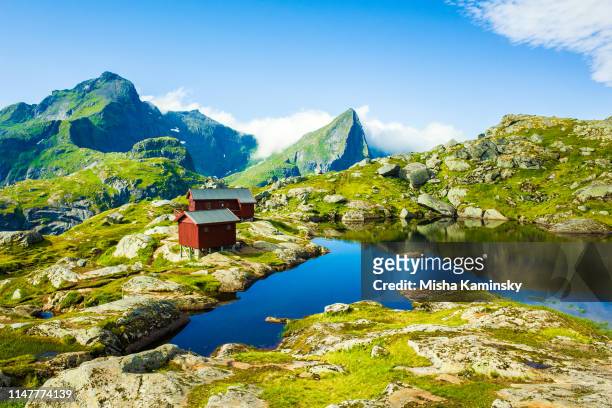 espectacular paisaje montañoso de las islas lofoten, noruega - lofoten fotografías e imágenes de stock