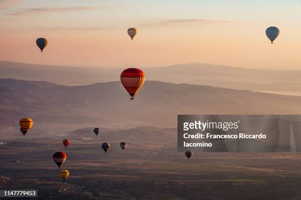 hot air balloons at sunrise in cappadocia - cappadocia hot air balloon stock-fotos und bilder