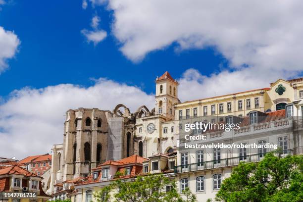 carmo convent apse and surrounding buildings, seen from rossio square, lisbon, portugal, europe - carmo convent stock-fotos und bilder