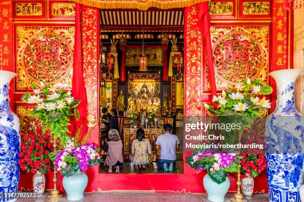 praying at jui tui shrine in phuket old town, phuket, thailand, southeast asia, asia - phuket old town stock-fotos und bilder