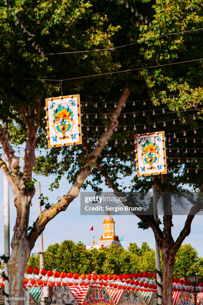 Calles de la feria de Sevilla y portada al fondo