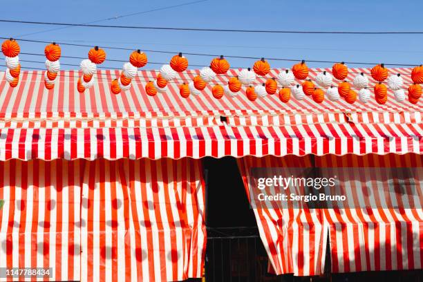 caseta sevillana de la feria de abril de sevilla - caseta fotografías e imágenes de stock